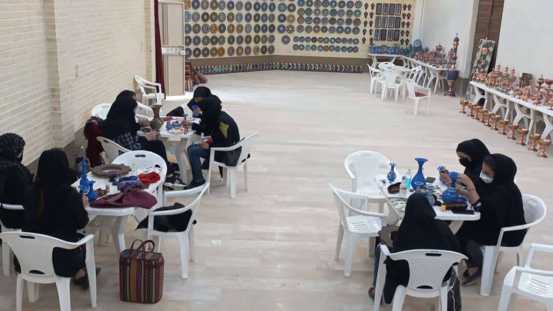 کارگاه صنایع دستی که تولیداتش به سراسر کشور صادر میشود