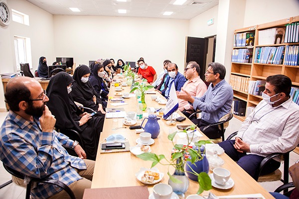 نشست نقد و بررسی کتاب «کوچکتر از ام یک» برگزار شد نشست نقد و بررسی کتاب «کوچکتر از ام یک» برگزار شد