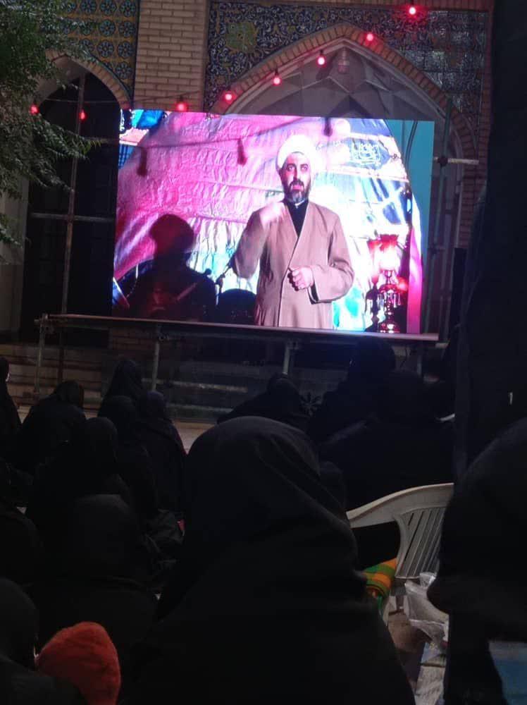 طلبه جوانی که زبان ناشنوایان است طلبه جوانی که زبان ناشنوایان است