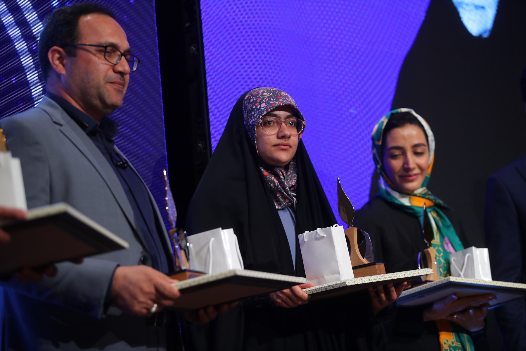 تقدیر از دختر ایران / حجتالاسلام قمی: همه باید مبلغ اسلام باشند تقدیر از دختر ایران / حجتالاسلام قمی: همه باید مبلغ اسلام باشند