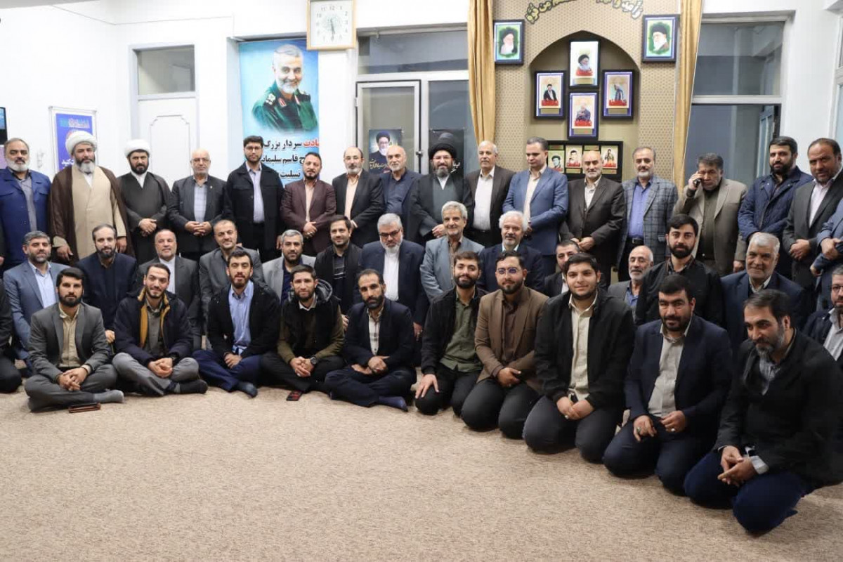 جمعی از مادحین و شعرای آئینی زنجان با نماینده محترم ولی فقیه در استان و امام جمعه زنجان دیدار کردند .