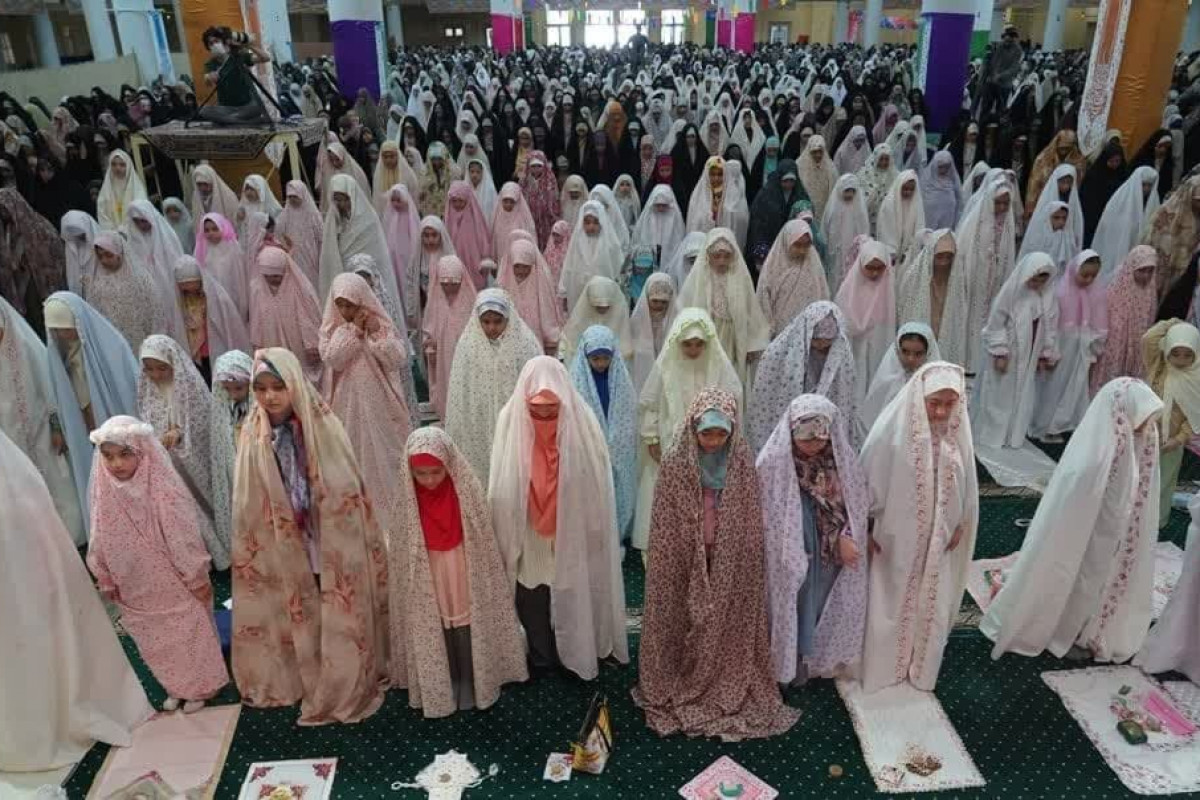 «دخترانه‌ترین نماز جمعه» سال در زنجان برگزار شد