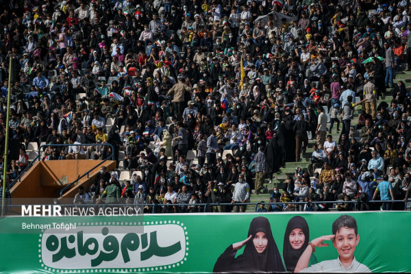 تہران کے آزادی اسٹیڈیم میں "سلام فرمانده" ترانہ اجتماعی طور پر پیش کیا گیا