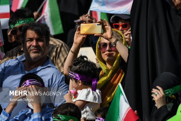 تہران کے آزادی اسٹیڈیم میں "سلام فرمانده" ترانہ اجتماعی طور پر پیش کیا گیا