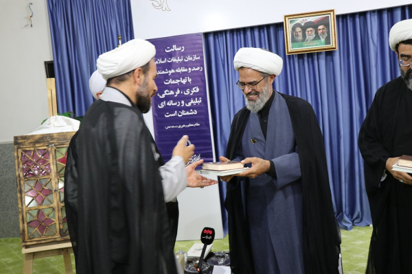 آیین رونمایی از مصحف زندگی با آیه ها